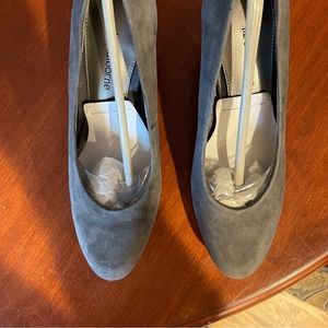 Liz Claiborne Suede Pump